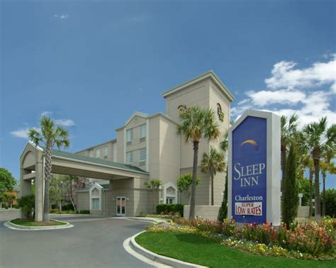 Charleston hotels trivago - Hampton Inn Charleston North Charleston is located off I-26, a ten-minute drive from Charleston International Airport. It’s conveniently located near the Charleston Convention and Performing Arts Centers and North Charleston Coliseum. Rooms have free Wi-Fi, flat-screen TVs, desks and coffee/tea makers. 